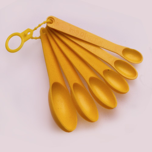 Food skills 21 Measuring spoons fanned out